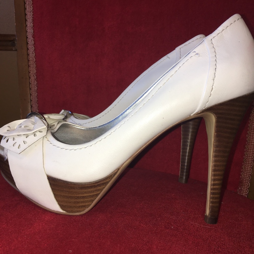 Guess shoes, pumps, white leather size 8